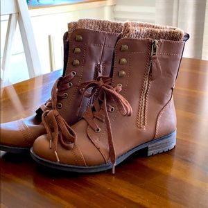 Women’s boots. Never worn